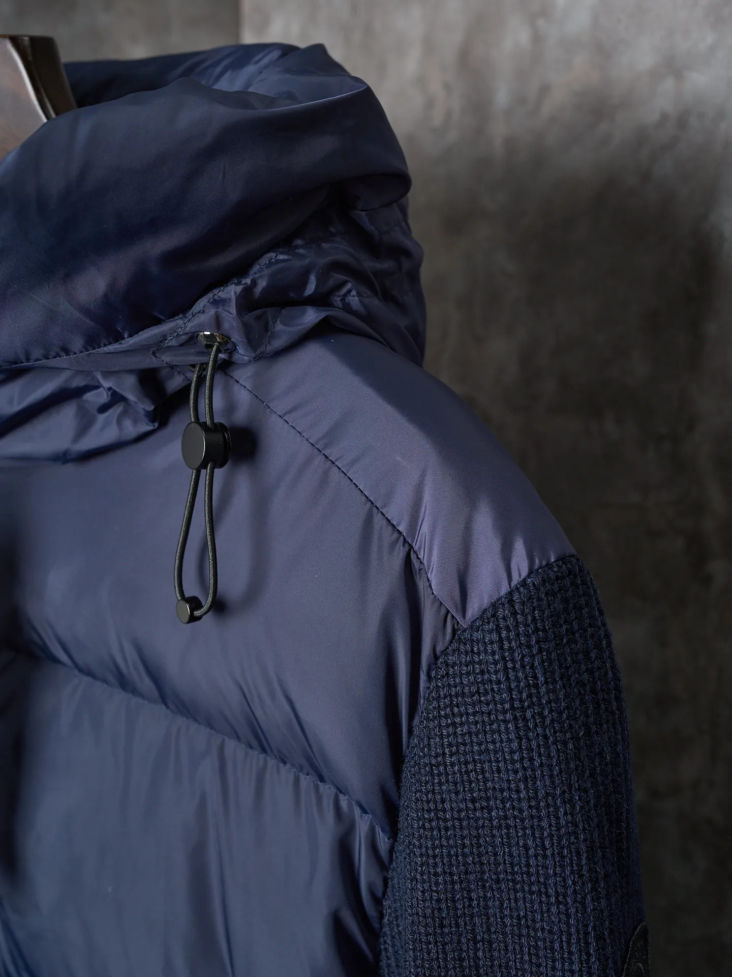 ￼ [Real auction] CANADA GOOSE/Canada Goose black label woolen sleeve spliced ​​hooded down jacket [In Stock] S M L The fabric is made of high-quality protective nylon fabric, which not only enhances the wear-resistant properties of the surface, but also takes into account wind resistance, ensuring excellent performance in various harsh weather conditions. Three-dimensional quilting process: Precision thread reinforcement to prevent velvet drilling and ensure that the fluffy and rebound properties last as new. 7-needle medium-thick knitted structure: Use thicker yarns to knit woolen fabrics with obvious thickness and weight. The texture is clearly visible, with a rough, retro texture, good skeleton feel, relatively stiff, and can maintain the silhouette of clothing for a long time. It also provides more layers of still air to lock in heat.